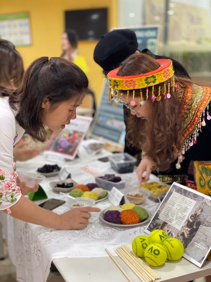 Cô Nguyễn Thị Trinh nghe nhóm thực hiện nội dung về vùng trung du miền núi Bắc Bộ trong dự án “Dấu ấn Việt Nam” thuyết trình.