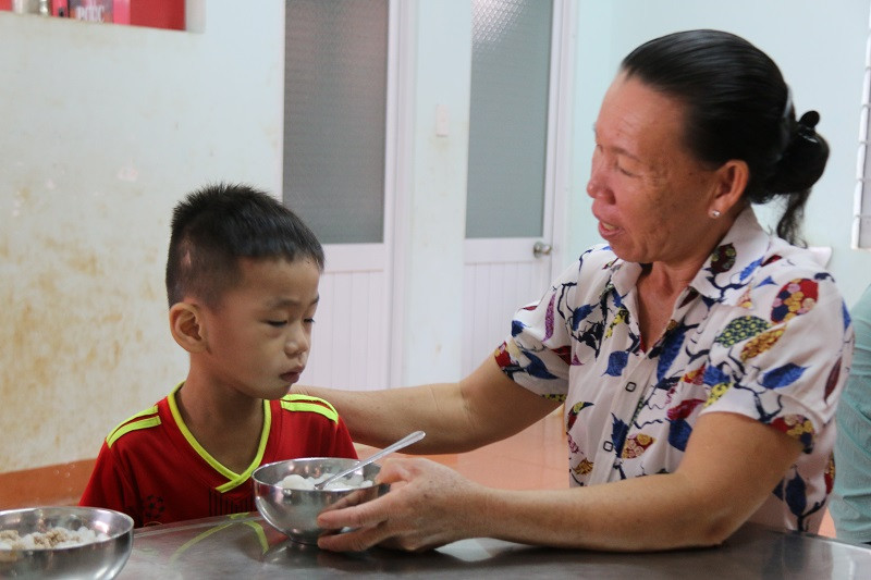 Người phụ nữ hi vọng những đứa trẻ khiếm khuyết được khoẻ mạnh và mau chóng hoà nhập với cộng đồng. Người phụ nữ hi vọng những đứa trẻ khiếm khuyết được khoẻ mạnh và mau chóng hoà nhập với cộng đồng.