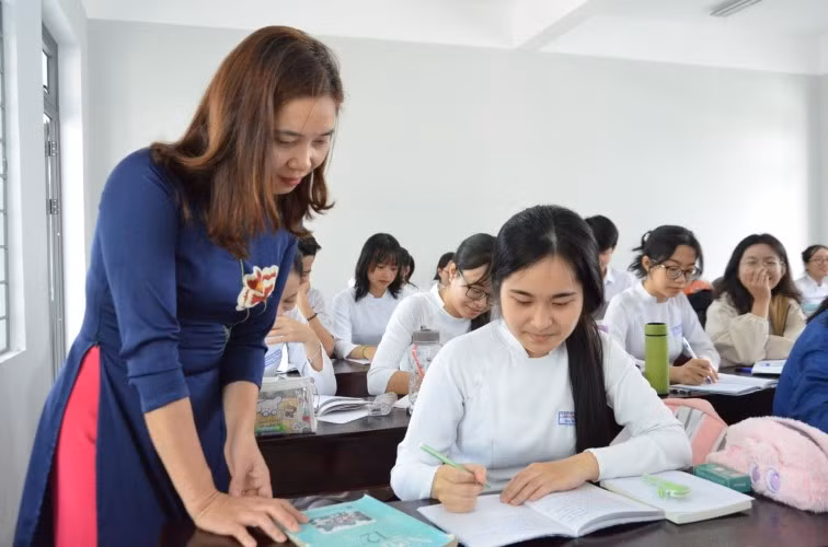 HS lớp 12 Trường THPT Hoàng Hoa Thám trong giờ ôn tập môn Ngữ văn. Ảnh: TG