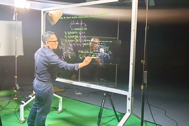 Giảng viên Trường ĐH Sư phạm TPHCM sử dụng bảng xuyên thấu - Lightboard dạy học trực tuyến.