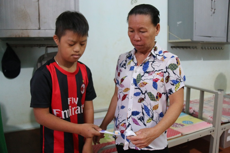 Mỗi đứa trẻ tại trung tâm là một hoàn cảnh khác nhau nên bà Hường luôn quan tâm, chăm sóc và xem như con của mình. Mỗi đứa trẻ tại trung tâm là một hoàn cảnh khác nhau nên bà Hường luôn quan tâm, chăm sóc và xem như con của mình.