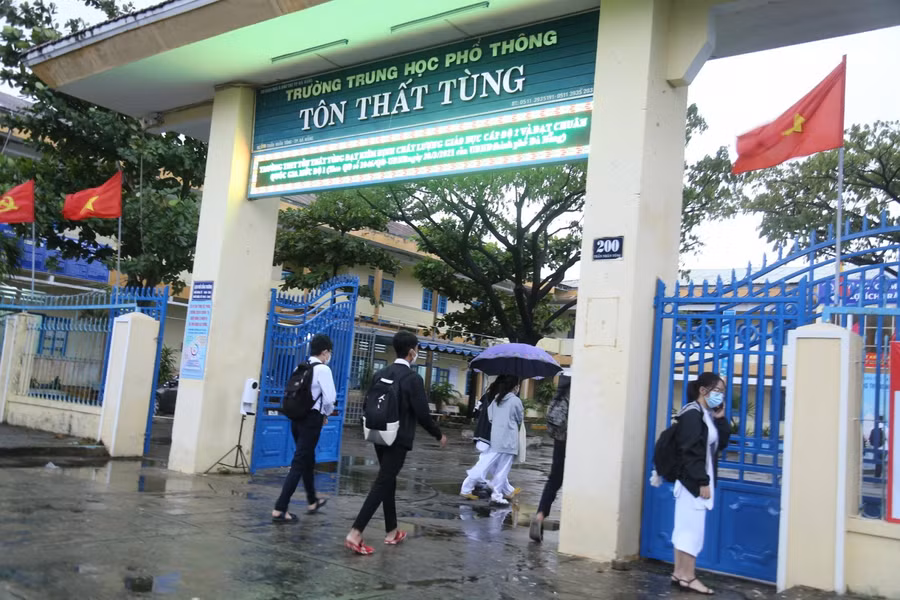 Trường THPT Tôn Thất Tùng cùng một lúc đón HS cả 3 khối lớp trở lại trường học trực tiếp.