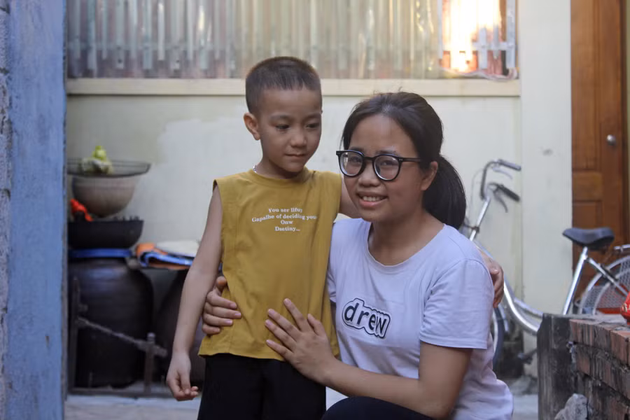 Quỳnh Mai và cậu em trai út 5 tuổi.