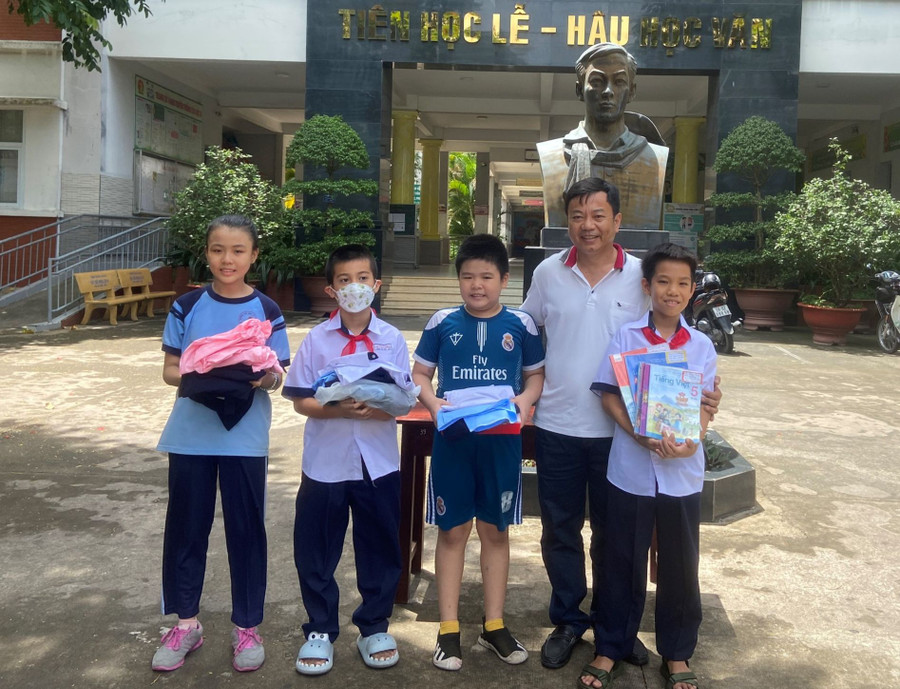 Học sinh Trường Tiểu học Lê Văn Việt quyên góp sách giáo khoa cũ và quần áo để tặng các bạn học sinh nghèo ở huyện Kbang. Học sinh Trường Tiểu học Lê Văn Việt quyên góp sách giáo khoa cũ và quần áo để tặng các bạn học sinh nghèo ở huyện Kbang.