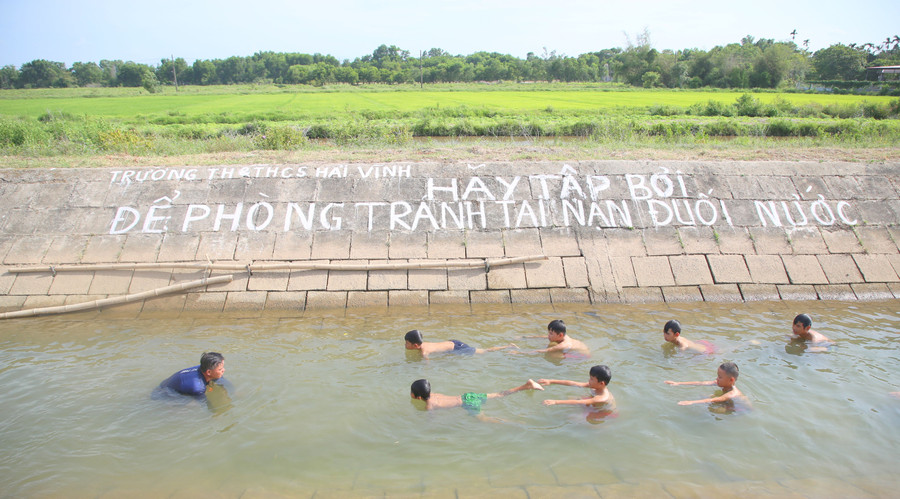 Thầy Nguyễn Viết Tước không quản ngại khó khăn để ngăn kênh thủy lợi, dạy bơi miễn phí cho học sinh vùng rốn lũ. Ảnh: Đ. Đức Thầy Nguyễn Viết Tước không quản ngại khó khăn để ngăn kênh thủy lợi, dạy bơi miễn phí cho học sinh vùng rốn lũ. Ảnh: Đ. Đức