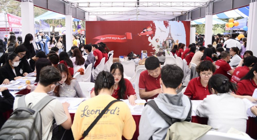 Thí sinh tham dự ngày hội tư vấn tuyển sinh, hướng nghiệp năm 2023. Ảnh: Trường ĐH Hà Nội