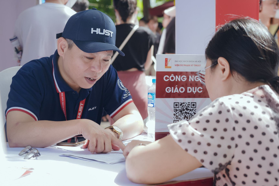 PGS.TS Lê Hiếu Học, Viện trưởng Viện Sư phạm Kỹ thuật, Đại học Bách khoa Hà Nội,tham gia tư vấn cho phụ huynh, học sinh. Ảnh: DTTV. PGS.TS Lê Hiếu Học, Viện trưởng Viện Sư phạm Kỹ thuật, Đại học Bách khoa Hà Nội,tham gia tư vấn cho phụ huynh, học sinh. Ảnh: DTTV.