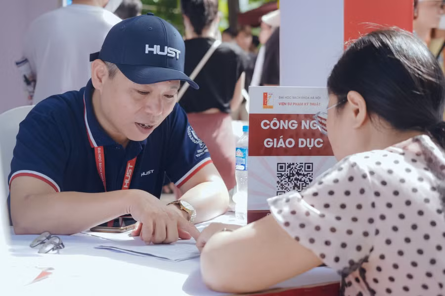 PGS.TS Lê Hiếu Học, Viện trưởng Viện Sư phạm Kỹ thuật, Đại học Bách khoa Hà Nội,tham gia tư vấn cho phụ huynh, học sinh. Ảnh: DTTV.