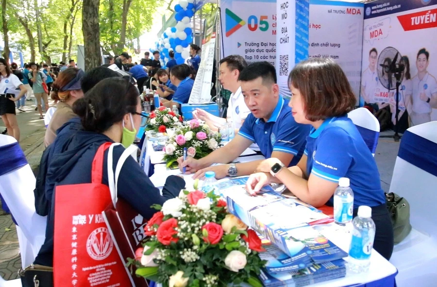 Thí sinh tham dự Ngày hội “Lựa chọn nguyện vọng” năm 2023 tại ĐH Bách khoa Hà Nội.