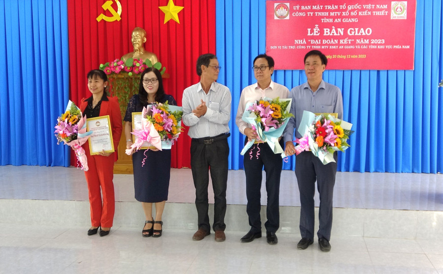 Đại diện chính quyền địa phương tặng hoa tri ân các nhà tài trợ.