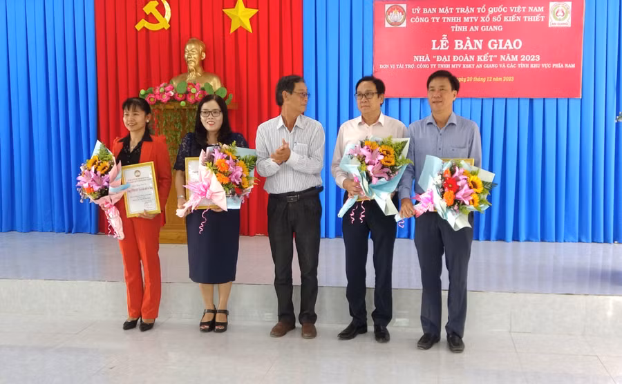 Đại diện chính quyền địa phương tặng hoa tri ân các nhà tài trợ.