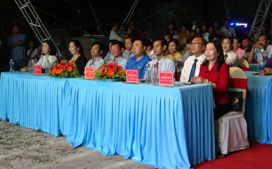 Đại biểu và nhân dân tham dự lễ công bố.