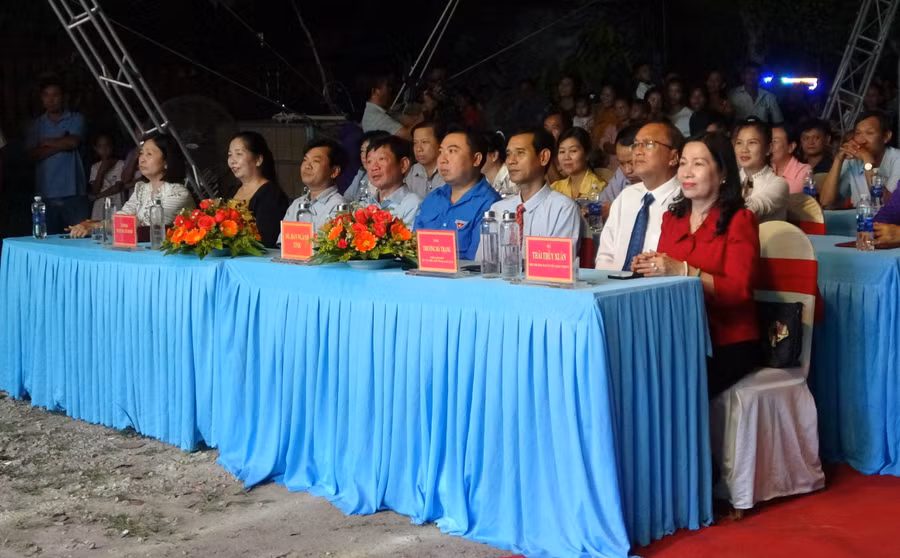 Đại biểu và nhân dân tham dự lễ công bố.