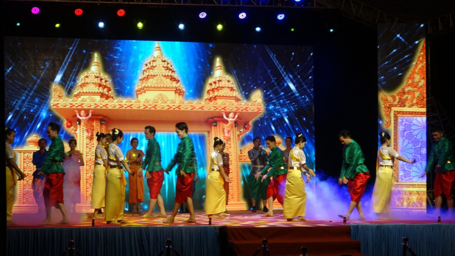 Các tiết mục trình diễn sân khấu Dì Kê tại buổi lễ.