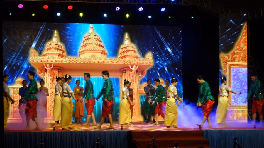 Các tiết mục trình diễn sân khấu Dì Kê tại buổi lễ.