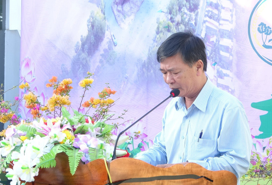 Ông Trần Minh Giang - Phó Chủ tịch UBND huyện Tri Tôn (An Giang) phát biểu tại buổi lễ. Ông Trần Minh Giang - Phó Chủ tịch UBND huyện Tri Tôn (An Giang) phát biểu tại buổi lễ.