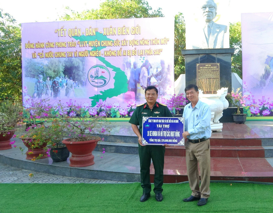 Các tổ chức, cá nhân trao biểu trưng hỗ trợ Chương trình "Tết quân dân - Xuân biên giới". Các tổ chức, cá nhân trao biểu trưng hỗ trợ Chương trình "Tết quân dân - Xuân biên giới".