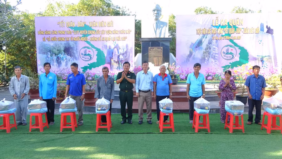 Trao tặng quà cho hộ nghèo tại buổi lễ.