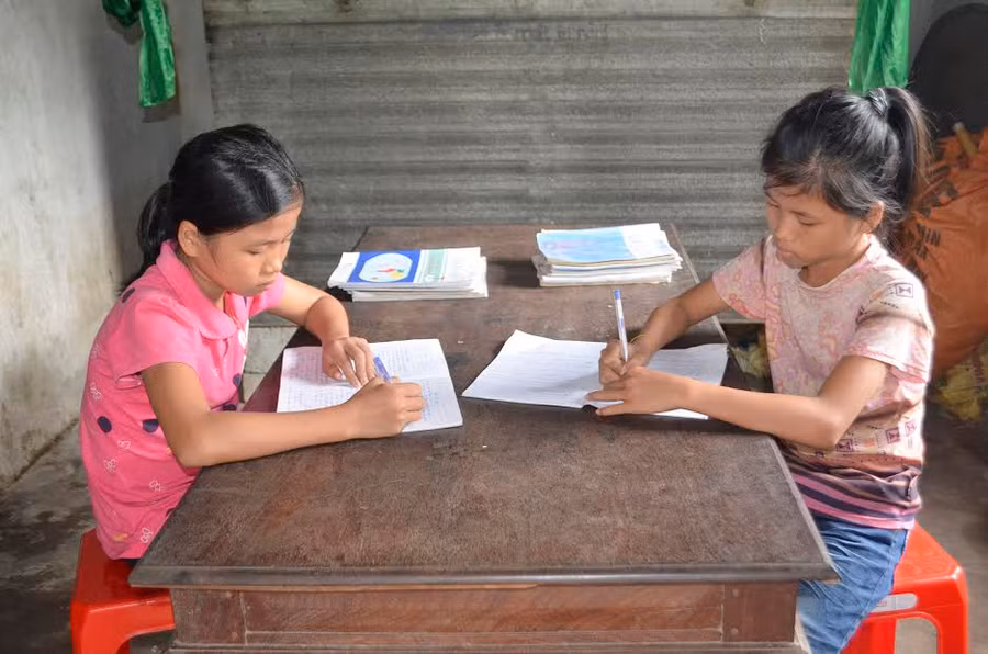 2 chị em cháu Phạm Thị Mai Ánh học tập trong căn nhà cũ nát do bác ruột cho ở nhờ 2 chị em cháu Phạm Thị Mai Ánh học tập trong căn nhà cũ nát do bác ruột cho ở nhờ