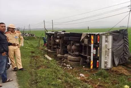 Ha Tinh: Lat xe tai, nguoi dan giup tai xe gom 20 tan dua - Anh 2