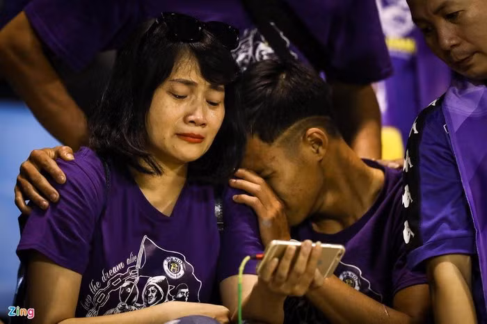 Hà Nội FC vuột ngôi vương V-League 2020, cổ động viên khóc nức nở ảnh 2