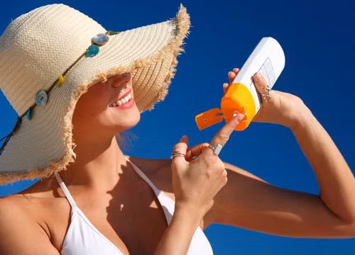 Cách bảo vệ bản thân khỏi ung thư da trong mùa hè - Ảnh 2