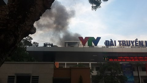 Khói bốc nghi ngút sau cổng VTV ảnh 1 Khói bốc nghi ngút sau cổng VTV