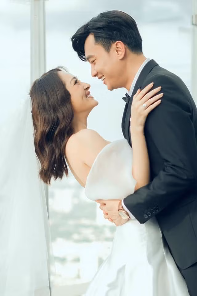 Bảo Anh bất ngờ đăng tải bức ảnh cưới chụp cùng nam diễn viên Quốc Trường.