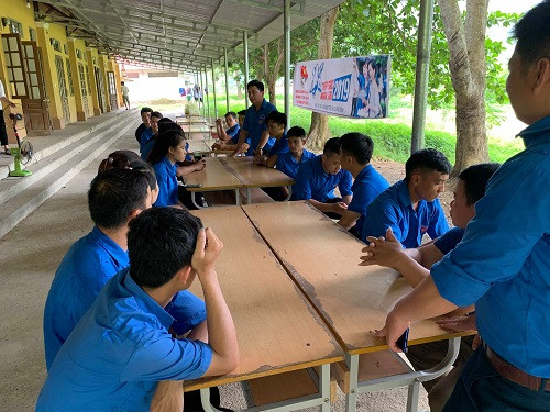 Đội tình nguyện họp rút kinh nghiệm sau mỗi hoạt động.