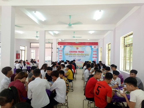 Cả nhà ăn rộn rã tiếng cười của thí sinh.