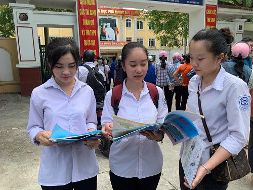 Các thí sinh rà lại bài môn thi Địa lý Các thí sinh rà lại bài môn thi Địa lý