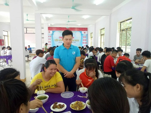Còn tại Trường THPT Lâm Bình (huyện Lâm Bình, tỉnh Tuyên Quang), các thí sinh được "nuôi" ăn cả 3 ngày thi tại trường. Các cơ quan, đơn vị và các nhà hảo tâm trên địa bàn đã chung tay lo cho HS một mùa thi ấm áp tình người.