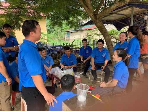 Trước cổng điểm thi Trường THPT Kim Bình (huyện Chiêm Hóa, tỉnh Tuyên Quang), các thanh niên tình nguyện cụm xã Kim Bình (gồm 5 xã) túc trực từ sáng sớm. Từ cổng trường vào các phòng thi phải đi một đoạn khá xa, đội tình nguyện đã hỗ trợ chở một số thí sinh gần sát giờ thi mới đến. Chạy vội vào phòng thi, thí sinh không quên cảm ơn các anh chị. Vào giờ thi, vãn việc, đội tình nguyện tìm bóng cây mát mẻ, ngồi bàn tính việc chở cơm đến KTX cho thí sinh ăn buổi trưa.