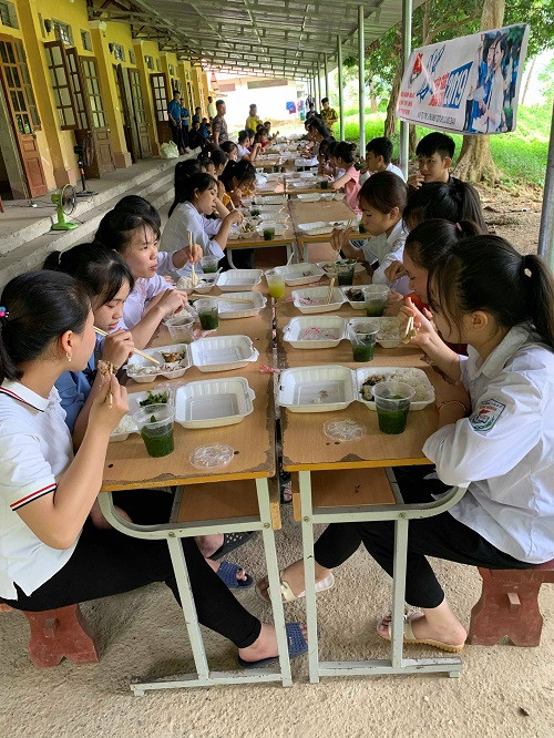 Bữa trưa quây quần của các thí sinh điểm thi Trường THPT Kim Bình.