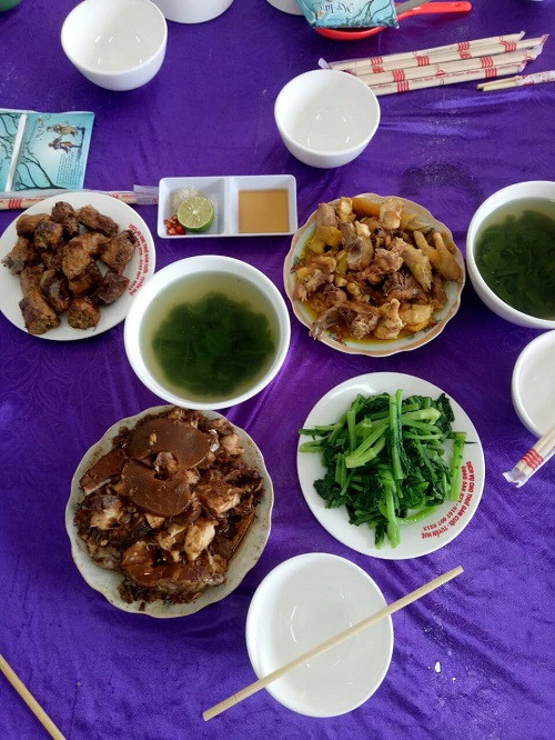 Bữa cơm tươm tất, ngon lành đợi thí sinh sau mỗi buổi thi.