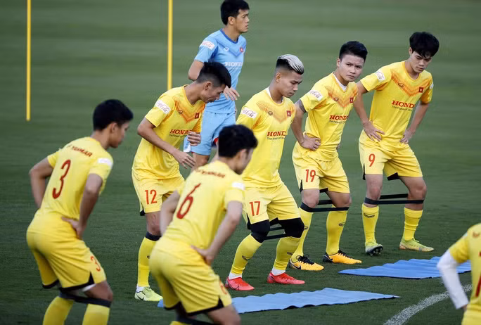 Quang Hải, Văn Toàn, Xuân Trường…sẽ đấu với “đàn em” U22 tại sân Việt Trì vào ngày 27/12 tới.