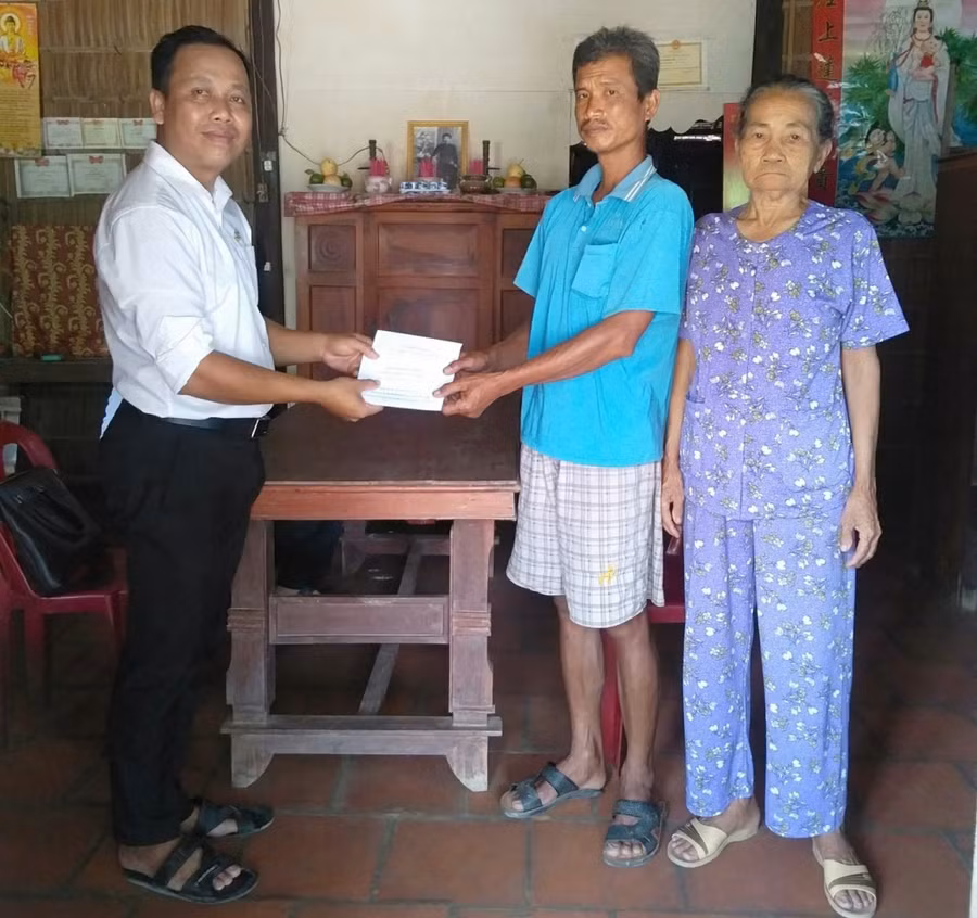 Thầy Thạch Sa Quên trong một lần hỗ trợ gia đình HS hoàn cảnh khó khăn.