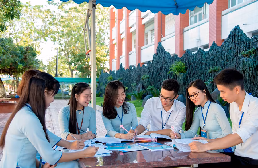 Sinh viên Sư phạm trong giờ học tập.