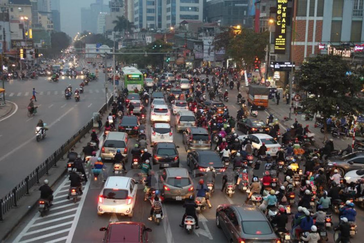 Xe buýt nhanh vẫn bị "khóa đầu, chặn đuôi," bất lực trước một vài chủ phương tiện xe máy. Ảnh: Doãn Đức/Vietnam+