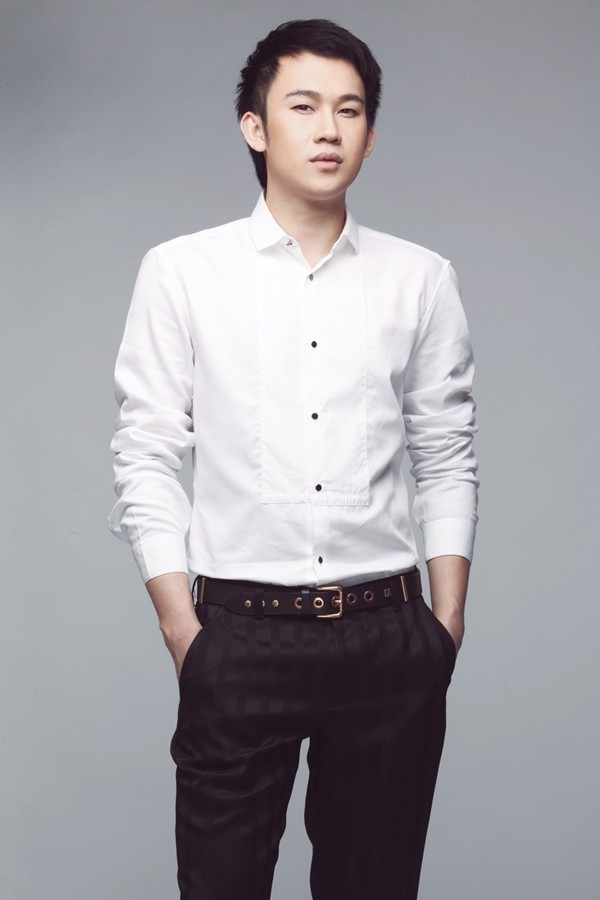 Nam ca sĩ Dương Triệu Vũ. Nam ca sĩ Dương Triệu Vũ.