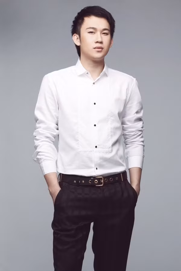 Nam ca sĩ Dương Triệu Vũ.