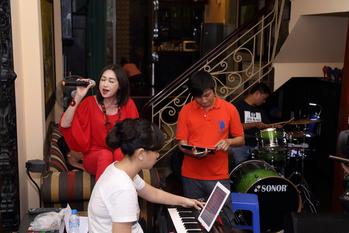 Ý Lan khoe vẻ đẹp mặn mà trong sắc đỏ nồng nàn ảnh 1 Ý Lan khoe vẻ đẹp mặn mà trong sắc đỏ nồng nàn ảnh 1