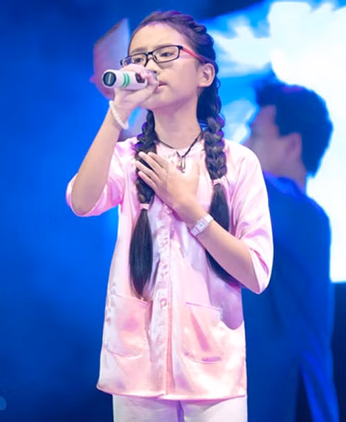 Phương Mỹ Chi tái xuất trên truyền hình sau tin đồn mất giọng hát.