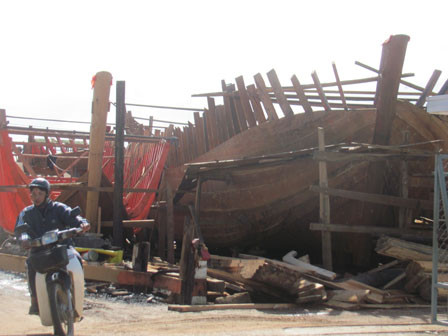 Một goc xưởng đóng tàu của ông Ninh. Một goc xưởng đóng tàu của ông Ninh.