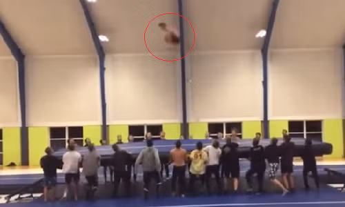 Chàng trai với màn nhào lộn tuyệt đỉnh gây ngỡ ngàng