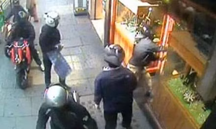 Một băng cướp đột nhập cửa hàng kim hoàn trên đường Brompton, London ngay giữa ban ngày được camera ghi lại.