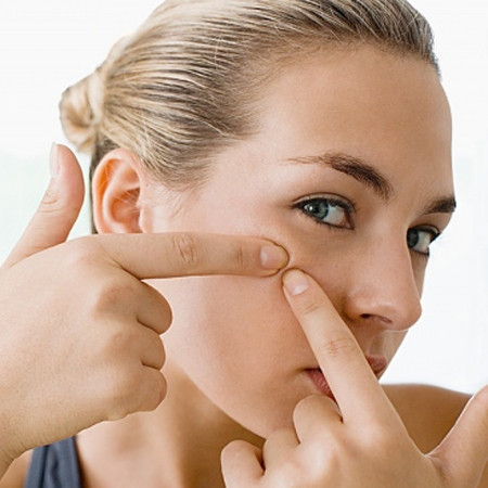 Lòng đỏ trứng gà với vitamin A và các chất béo là một thành phấn quý để cải tạo da mụn và da khô. me