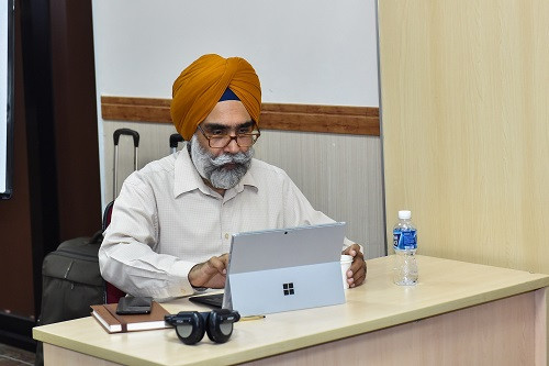 Giáo sư Devinder Grewal