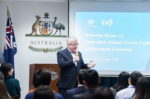 Đại sứ Craig Chittick phát biểu trong buổi chào đón cựu sinh viên Việt Nam trở về từ Australia, tháng 12/2018