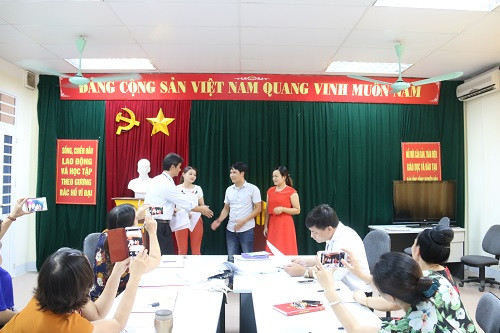 Khen thưởng các cán bộ hoạt động tích cực